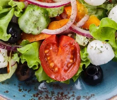 greek-salad-QD63LYT-scaled-p27wsvm1ffxu38eog0bijokivonzcqowbgulwjwhiq